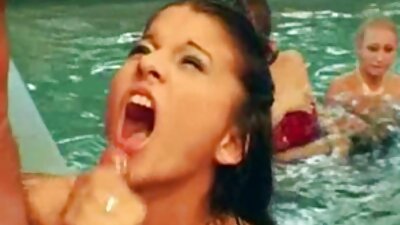 Panas brunette endah pisan outdoor fucking